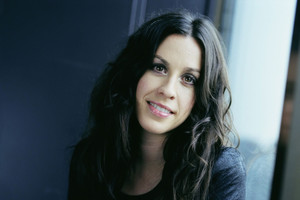 سرقة مجوهرات بقيمة مليوني دولار من منزل المغنية ألانيس موريسيت 