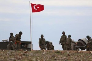 وزير الدفاع التركي: نعمل مع أميركا بشأن انسحاب وحدات حماية الشعب الكردية السورية من منبج لحين استكمال عملية الباب