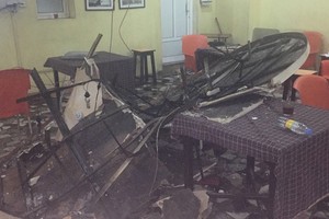 بالصور... تهاوي سقف أحد المقاهي على مرتاديه جراء الامطار