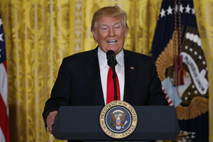 ترامب يهدد من يقف وراء التسريبات للصحافة