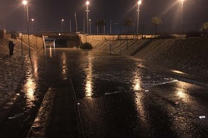 بالفيديو والصور... الأمطار تغلق نفق عالي وبوري