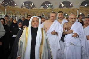 بالصور... أردوغان يؤدي مناسك العمرة بعد ختام زيارته الرسمية للسعودية