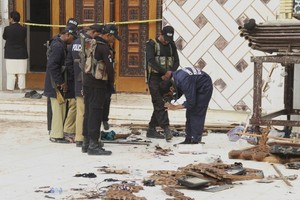 باكستان تطلق عملية أمنية غداة الهجوم على مزار صوفي