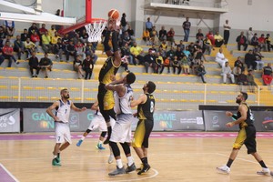 ﻿مايل إليك يتصدر محترفي الدوري