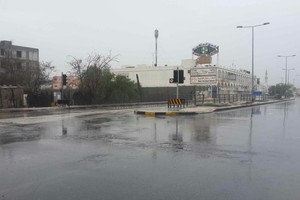 بالصور... تعطل الإشارة الضوئية بفعل الأمطار يربك حركة مرور السيارات بالسنابس 