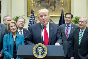 ترامب يقول إنه سيكشف النقاب عن أمر الهجرة بعد تعديله