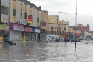 بالصور... تهاوي أجزاء من حائط فناء جامع المعامير جراء الأمطار