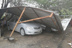 بالصور... تضرر سيارتين بسقوط مظلة بفعل الأمطار بكرانة