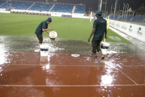 بالفيديو... ﻿محاولات «بدائية» فاشلة لنزف المياه في البداية!