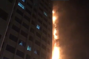 بالفيديو... الامارات: حريق في أحد الأبراج السكنية في ابوظبي