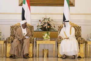 محمد بن زايد يستقبل الرئيس السوداني