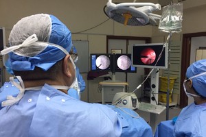 أطباء 'السلمانية' يجرون عملية جراحية لمريض يعاني من السمنة المفرطة وأمراض القلب 