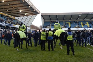 الشرطة تعتقل ثلاثة مشجعين بسبب أعمال شغب مباراة ميلوال وليستر