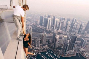 شرطة دبي تستدعي عارضة روسية خاطرت بحياتها من أعلى ناطحة سحاب