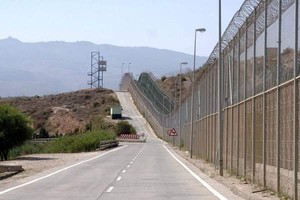 300 مهاجر يقتحمون الحدود الاسبانية المغربية في سبتة