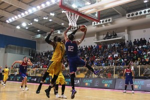 بالصور... المنامة يتخطى الأهلي وينفرد بصدارة سداسي السلة