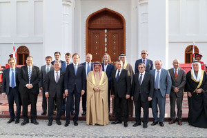 العاهل يستقبل وزير الصناعة والتجارة الروسي ويشيد بالعلاقات الثنائية الوطيدة بين البحرين وروسيا  