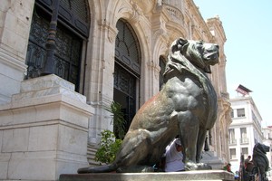 منحوتة لأسدين مأخوذة من ضريح الملك شارل الخامس في مزاد بلندن