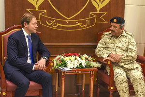 القائد العام يبحث أوجه التعاون مع وزير الصناعة والتجارة الروسي 