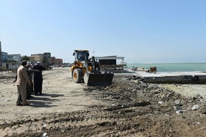 العصفور: أسبوعان لإكمال عمليات التحسين البيئي لساحلي جد الحاج وكرانة