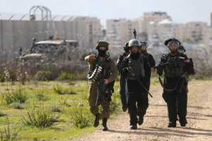 قوات إسرائيلية تعتقل 12 فلسطينياً من الضفة الغربية 