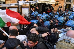 سائقو الأجرة يحتجون في إيطاليا للمطالبة بإجراءات ضد منافسيهم