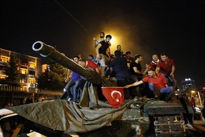 اليونان تعتقل تركيين يشتبه بضلوعهما في الانقلاب الفاشل