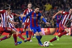 برشلونة يواجه اتلتيكو وعينه على صدارة الدوري الإسباني