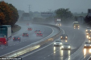 عاصفة تؤدي الى الغاء رحلات جوية واضطراب حركة القطارات في بريطانيا