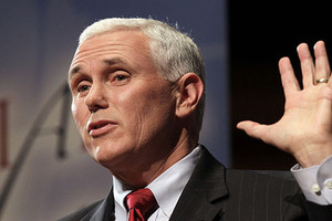 نائب الرئيس الأميركي يزور مقبرة يهودية تعرضت للتخريب في ميزوري