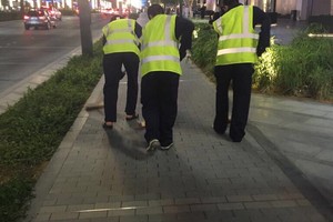 مرتكبو مخالفات المرور الخطيرة ينظفون شوارع دبي