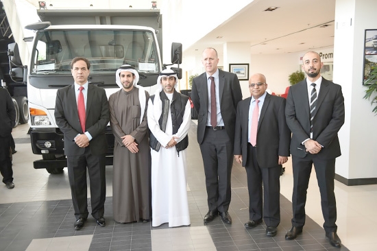 أعضاء الإدارة التنفيذية لشركة الزياني للسيارات ومندوبو شركة مركبات فوسو ديملر التجارية أثناء تدشين الخط الجديد