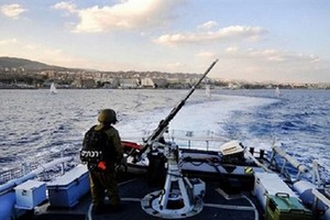 إسرائيل تستهدف صيادي غزة ومراكبهم وتعتقل شاباً في الضفة الغربية