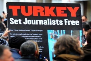 مناشدة من كتاب وصحافيين إلى ميركل تطالبها بالتدخل من أجل الحريات في تركيا