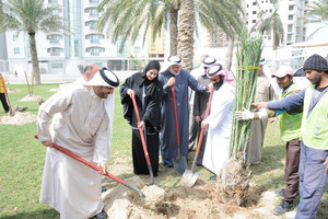 بالصور... 'بلدي المحرق' والجهاز التنفيذي يحييان يوم الشجرة