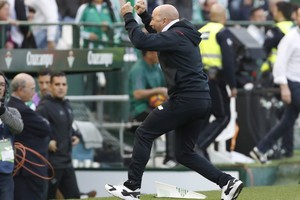 سامباولي: أشبيلية قد يتوج بلقب الدوري الإسباني