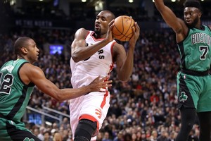 بالفيديو... ديروزان يقود رابتورز لانتصار مثير على سلتيكس بدوري السلة الأميركي