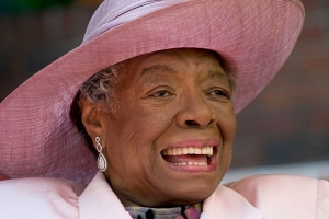 ﻿الشاعرة والناشطة الأميركية أنجيلو... «داعية الأمل»