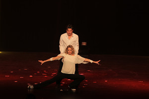 بالفيديو والصور... عرض لفنان السيرك الأرجنتيني إدغار غروول ضمن فعاليات 'ربيع الثقافة'