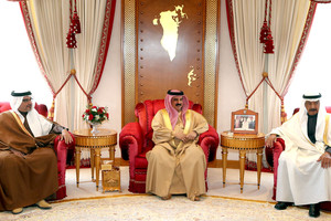 العاهل يستعرض مع رئيس الوزراء وولي العهد الخطط الداعمة للاقتصاد الوطني   