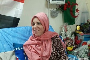 صحافية جزائرية تصر على العودة للموصل بعد علاجها من إصابة بالرأس في العراق