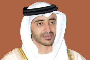 وزير الخارجية الإماراتي يؤكد: من يستهدف البحرين يستهدفنا