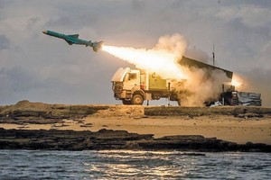 إيران تجري مناورات بحرية وسط تصاعد التوترات مع أميركا