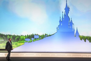 بالفيديو والصور: مجمع 'يورو ديزني' في باريس يحتفل بمرور 25 عاما على تأسيسه 