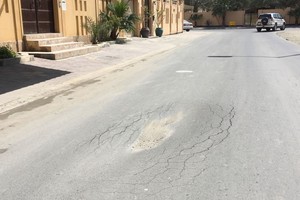 بالصور... أهالي مجمع 4566 بسند يشكون تضرر سياراتهم بفعل حفرة بالشارع