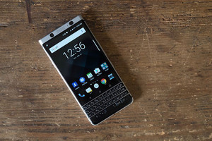 'TCL' تكشف عن الهاتف الذكي 'BlackBerry KeyOne'