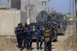 القوات العراقية تحاول تركيب جسر فوق دجلة دعما لعمليات غرب الموصل