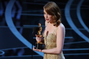 إيما ستون تفوز بجائزة أوسكار أفضل ممثلة عن فيلم 'لا لا لاند'