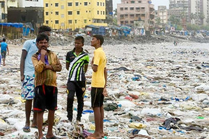 الأمم المتحدة تعلن الحرب على إلقاء البلاستيك في المحيطات