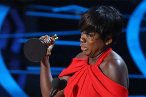 فيولا ديفيز تفوز بجائزة أوسكار أفضل ممثلة مساعدة